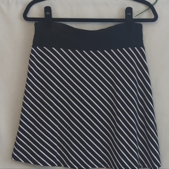 White House Black Market Chic & Sexy Skirt - Picture 4 of 4